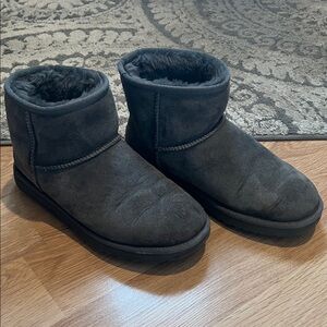UGG Classic Mini boots, grey, size 8, pre-owned condition!